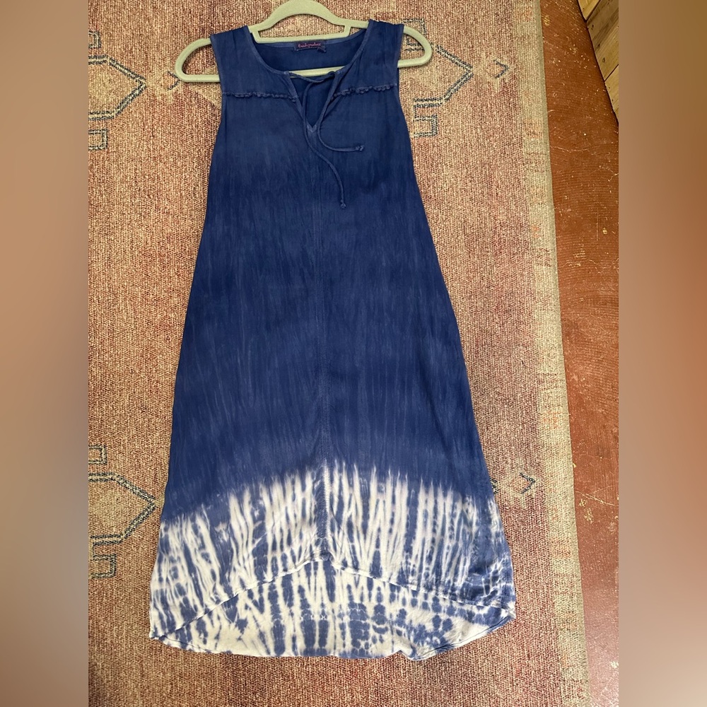 Fresh produce rayon sleevess midi dress blue and white tie dye v neck xs small